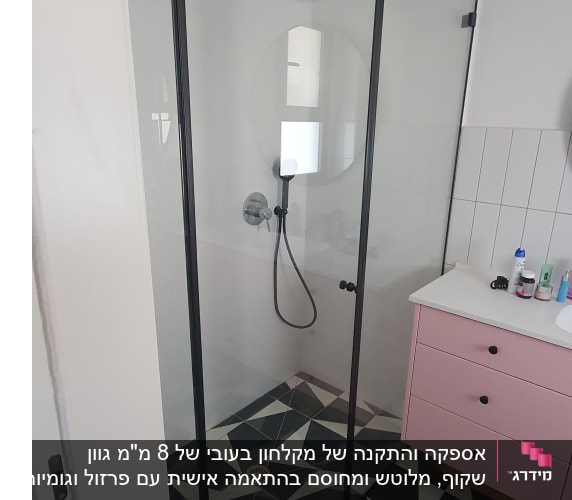 מקלחון זכוכית עם ראש מקלחת עגול ושחור